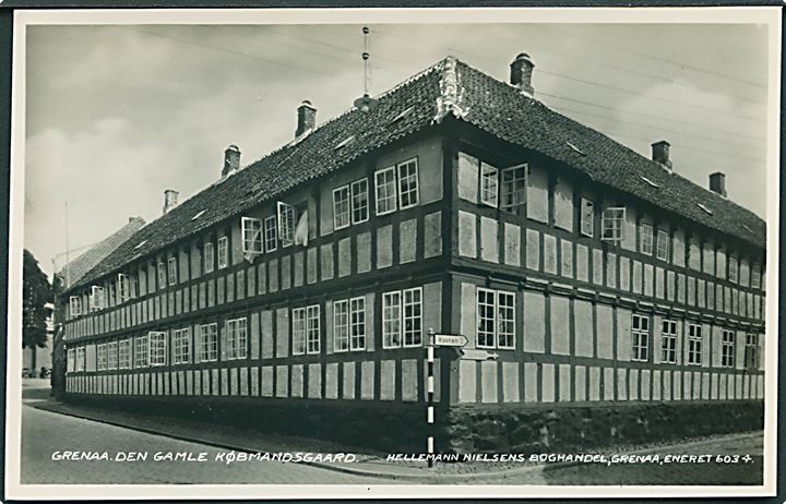 Den Gamle Købmandsgaard i Grenaa. Hellemann Nielsens Boghandel no. 6034. Fotokort. 