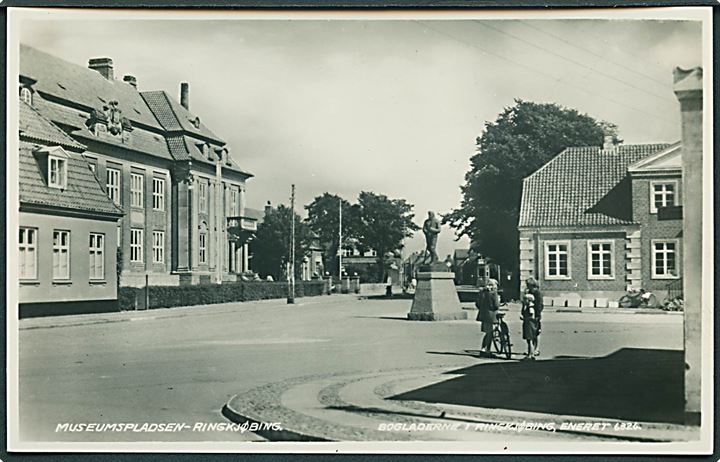 Museumspladsen i Ringkjøbing. Bogladerne i Ringkjøbing no. 6326. Fotokort. 