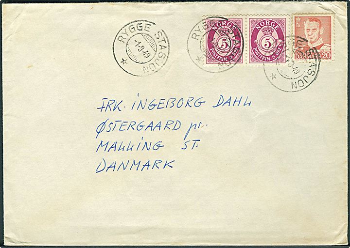 Dansk 20 øre Fr. IX og norsk 5 øre Posthorn i parstykke på blandingsfrankeret brev stemplet Rygge Stasjon d. 1.9.1949 til Østergaard pr. Malling, Danmark.