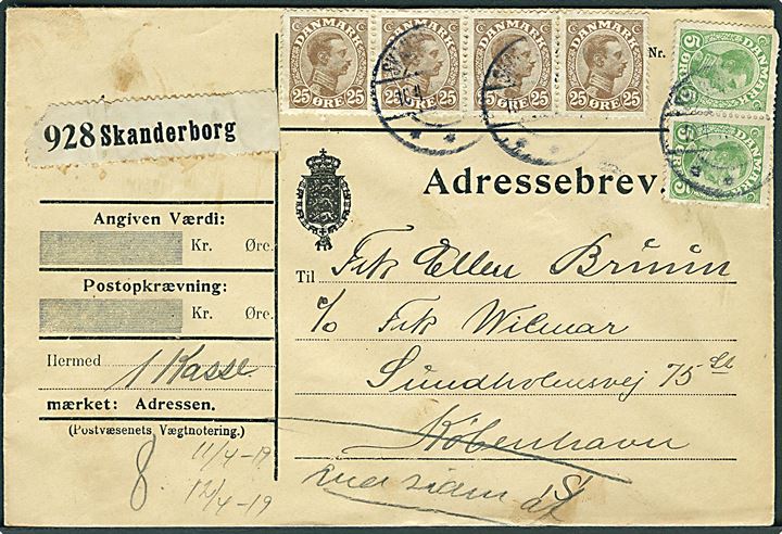 5 øre (par) og 25 øre (4-stribe) Chr. X på adressebrev for pakke fra Skanderborg d. 10.4.1919 til København. Et mærke yderligt placeret.
