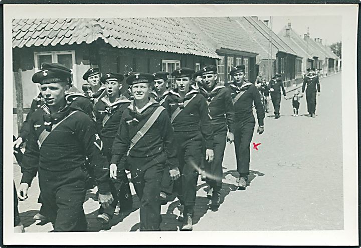 Tyske marinesoldater på Bornholm. Original foto i postkort størrelse (9x13 cm) med gruppe marinesoldater. På bagsiden påskrevet Insel Bornholm. Har været opklæbet.