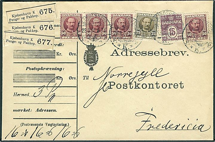 15 øre Bølgelinie, 25 øre og 50 øre (4) Fr. VIII på 2,40 kr. frankeret adressebrev for 3 pakker fra Kjøbenhavn d. 28.8.1908 til Fredericia.