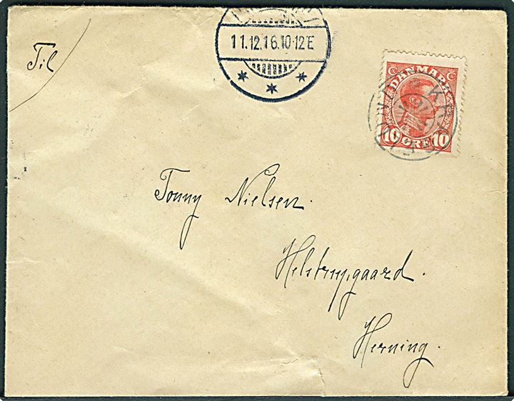 10 øre Chr. X på brev annulleret med stjernestempel KRAGELUND og sidestemplet Lunderskov d. 11.12.1916 til Herning. Revet på bagsiden.
