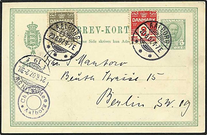 5 øre grøn Fr. VIII enkeltbrevkort opfrankeret med 2 øre rød og 3 øre grå bølgelinie fra Aalborg d. 20.6.1907 til Berlin, Tyskland.
