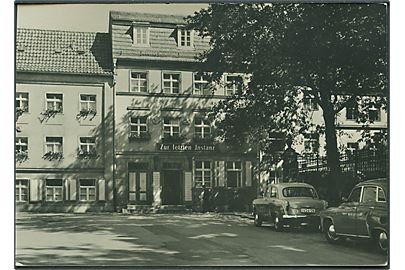Hauptstadt  der DDR HO-Gaststätte Zur letzten Instanz, Berlin. Biler holder til højre. Nummerplade på den ene: IU2426. Fotokort. Graphokopie H. Sander no. A 1890.