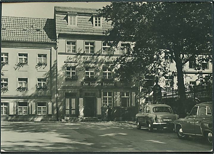 Hauptstadt  der DDR HO-Gaststätte Zur letzten Instanz, Berlin. Biler holder til højre. Nummerplade på den ene: IU2426. Fotokort. Graphokopie H. Sander no. A 1890.