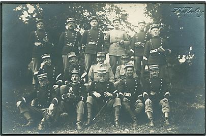 Gruppebillede med menige og officere fra forskellige afdelinger. Fotograf K. V. Mønberg u/no.