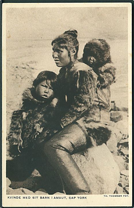 Kvinde med sit barn i Amaut (sæl/renskind), Cap York, Grønland. Th. Thomsen . L'Adminstration Du Groenland u/no. 