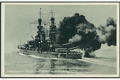 Amerikansk slagskib afholder Fægteskydning. V. Thaning & Appel's Marinepostkort - Serie C. Nr. 28.