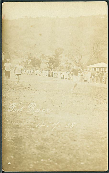 Dansk Vestindien. Fast Race d. 4.7.1918. Amerikanske soldater løber om kap på de vestindiske øer efter overtagelsen. Fotokort u/no.