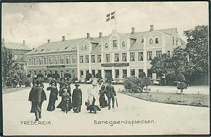 Banegaardspladsen med Jernbane hotellet i Fredericia. Stenders no. 13148.