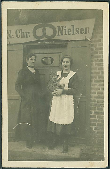 Kvinder foran Bageren Niels Chr. Nielsen, Ganløse. Fotokort u/no. 