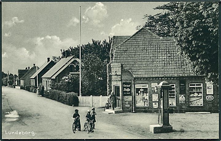 Benzinstander ved Kolonial forretning i Lundeborg. Stenders no. 93719.