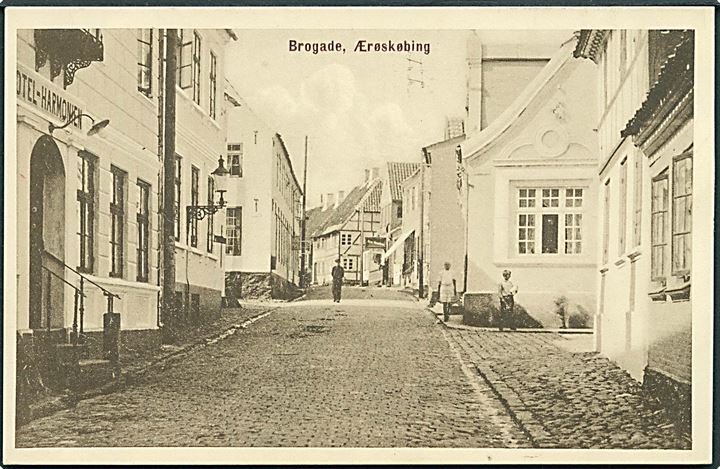 Brogade i Ærøskøbing. Hotel Harmonien ses til venstre. Stenders no. 45503.