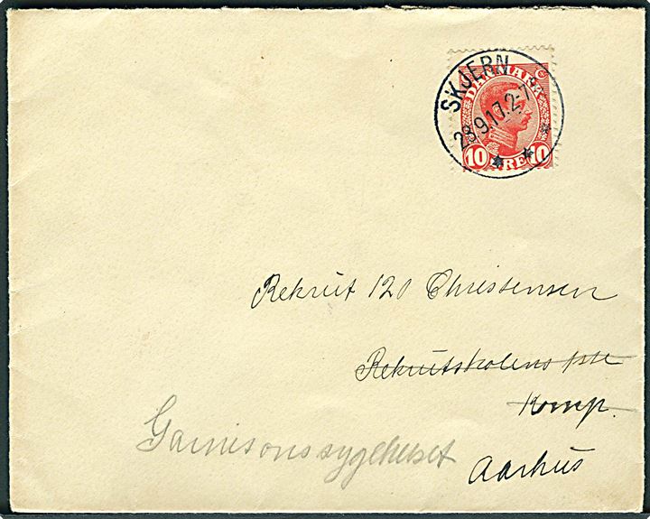 10 øre Chr. X på brev annulleret med brotype IIIb Skjern d. 23.9.1917 til soldat på Rekrutskolen i Aarhus - eftersendt til Garnisonssygehuset.