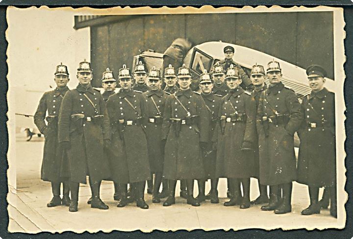 Soldater gruppe foran Junkers maskine på Holtenau flyveplads i 1920'erne. Foto 8½x5½ cm.