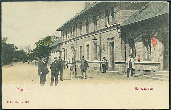 Maribo Banegaard og posthus med personale. Stender no. 1785. Kvalitet 8
