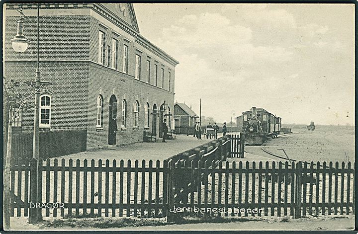 Dragør, Jernbanestationen med lokomotiv. Stenders no. 12726, Kvalitet 8