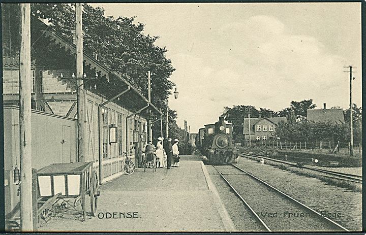 Fruens Bøge, toget ankommer til stationen. Stenders no. 16362. Kvalitet 10