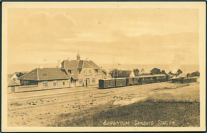 Sandvig, jernbanestation med tog. F. Sørensen no. 2129. Kvalitet 9
