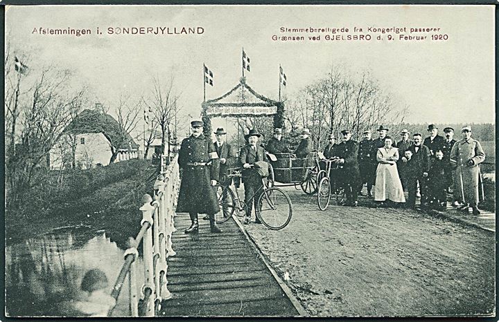 Genforening. Stemmeberettigede passerer Grænsen ved Gjelsbro d. 9.2.1920. W. Schützsack no. 43490. Kvalitet 8