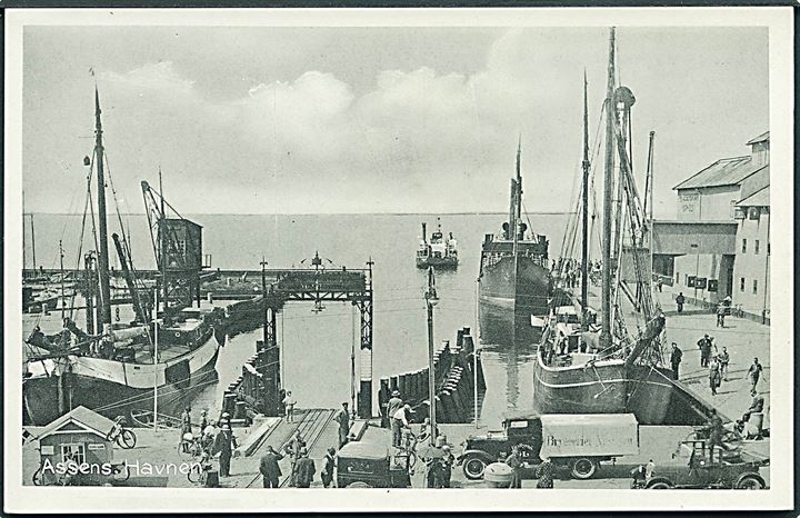 Assens, havneparti med skibe og lastbil fra “Bryggeriet Vestfyen”. Stenders Assens no. 72. Kvalitet 10