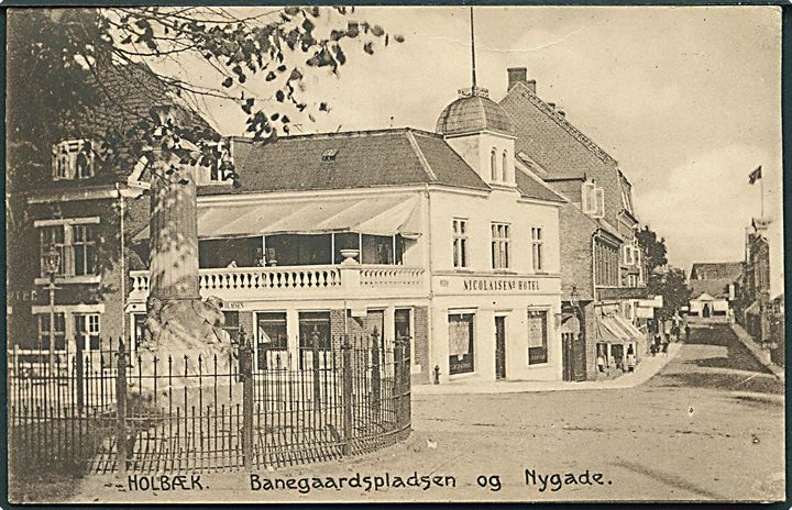 Holbæk, Banegårdspladsen og Nygade m. Nicolajsen’s Hotel. Stenders no. 23769. Kvalitet 8