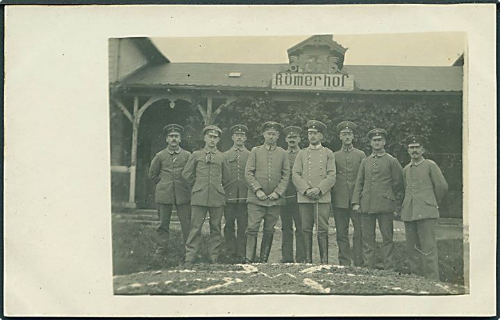 Kongsmark, soldatergruppe ved Hotel Römerhoff på Rømø. Fotokort fra 1. Verdenskrig. U/no. Kvalitet 8