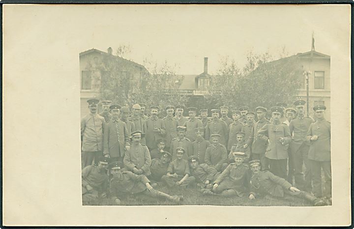 Kongsmark, soldatergruppe ved Hotel Römerhoff på Rømø. Fotokort fra 1. Verdenskrig. U/no. Kvalitet 8