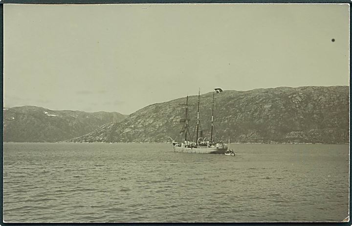 “Fox II”, kryolit-selskabets skib ved Ivigtut. Dateret Arsuk d. 7.4.1916. Fotokort u/no. Kvalitet 7