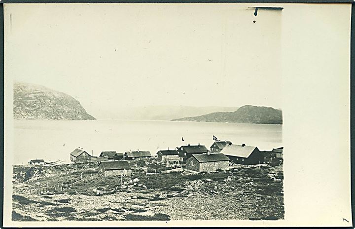 Ivigtut, udsigt over byen med kryolitbrudet til venstre. Fotokort u/no. Kvalitet 8