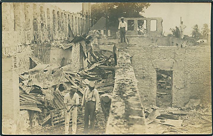 D.V.I., St. Croix, Christiansted. Efter kaserne branden d. 29.5.1914. Fotokort A. Lauridsen u/no. Kvalitet 8