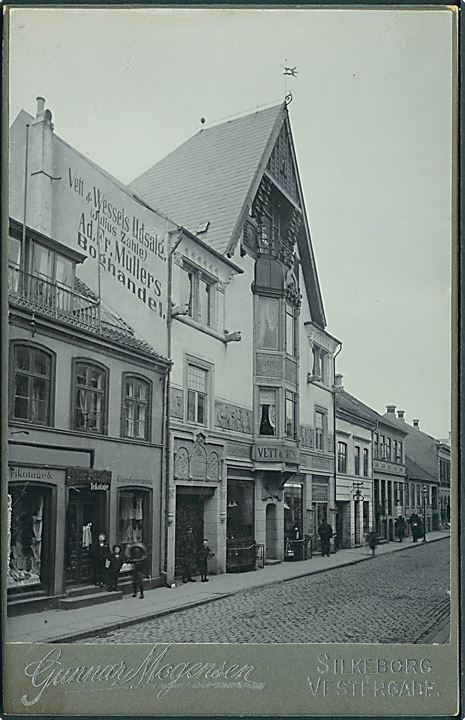 Silkeborg, Vestergade med Vett & Wessels Udsalg. Kabinet foto 11½x15 cm.  Kvalitet 8