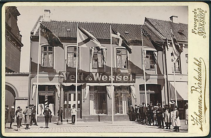 Nakskov, Axeltorv “Vett & Wessel”. Fotograf Johanne Birkedahl. Kabinetfoto 10x14½ cm. Kvalitet 9