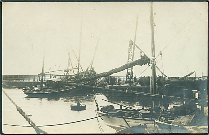 Havneparti med stormflods- eller orkan skader. Fotokort u/no. Anvendt 1910. Kvalitet 8