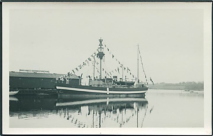Fyrskib med flag. Fotokort u/no. Kvalitet 9