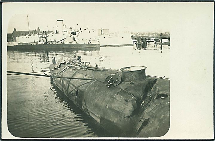Dansk Marine. Logiskibet “Hekla” med den internerede britisk ubåd E13 og beskadiget “Dykkeren”. F. Madsen. Kvalitet 