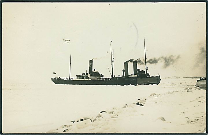 Isvinter. Finsk isbryder “Sampo” og polsk S/S “Torun”, samt vandflyver ved dansk havn 1929. Fotokort u/no. Kvalitet 8