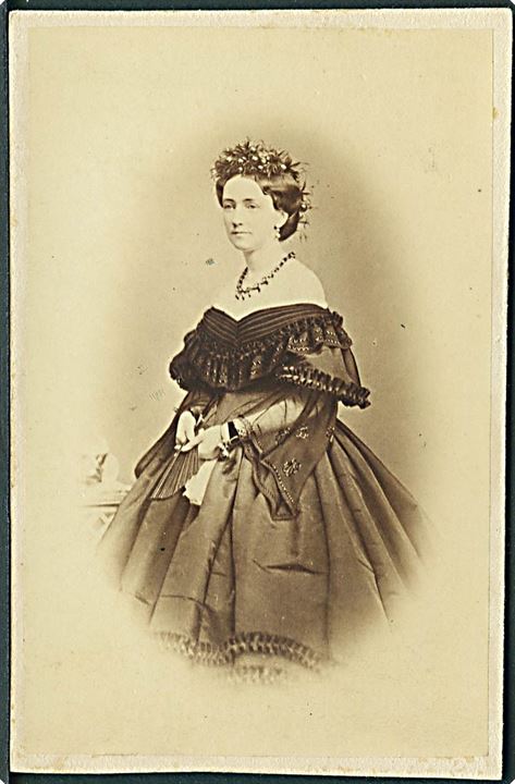 Dronning Louise ved hendes sølvbryllup i 1867. Hoffotograf J. Petersen. Kabinet foto. Kvalitet 7