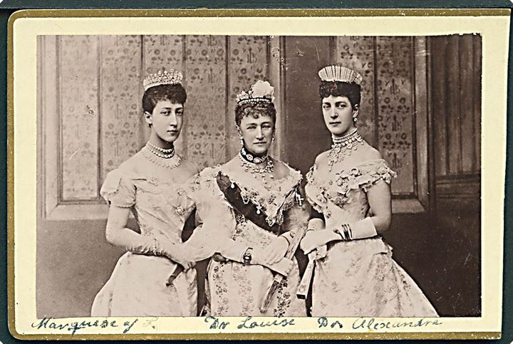 Dronning Louise, med datter prinsesse Alexandra af Wales og barnebarn Louise. Kabinet foto. Kvalitet 7