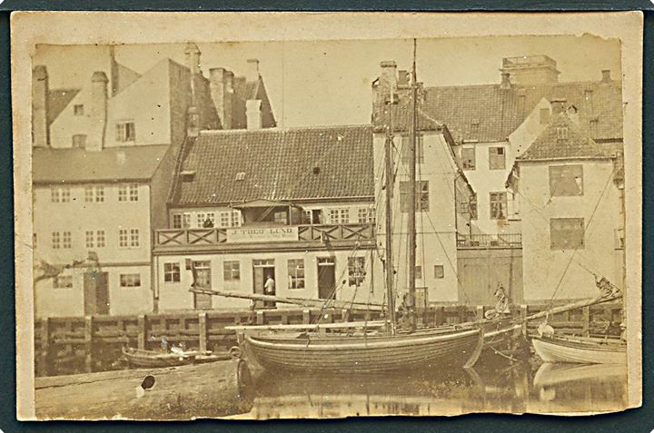 Helsingør, Havnegade med smakke og “J. Theo. Lund”s skibshandel. Kabinet foto 5½x9 cm. Kvalitet 7