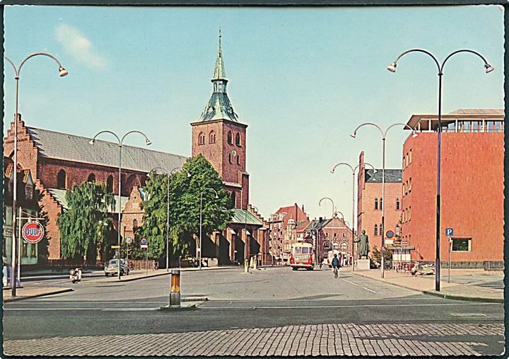 Domkirken og Raadhuset i Odense. Stenders, Farvefoto nno 40508/5. Skilt Gulf ses til venstre. 