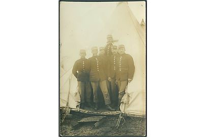 Soldatergruppe fra 15. Bataillon i teltlejr. Fotokort u/no.