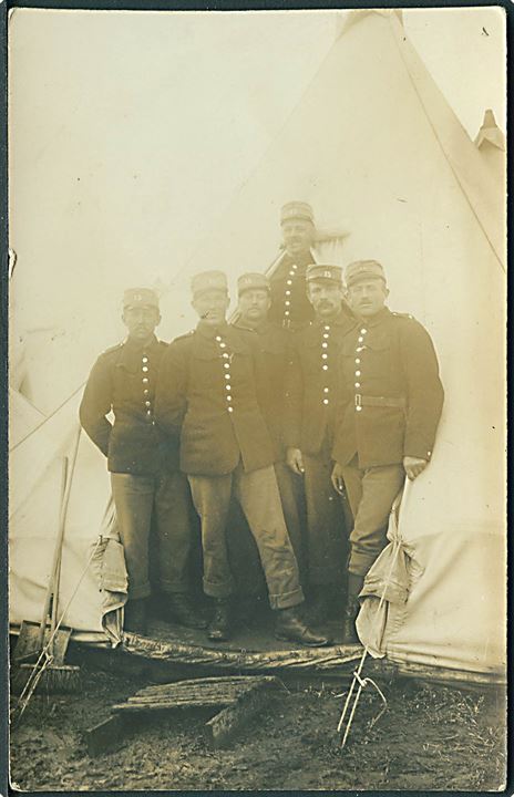 Soldatergruppe fra 15. Bataillon i teltlejr. Fotokort u/no.