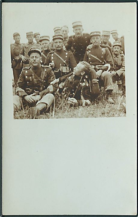 Soldatergruppe under hvil. Fotokort u/no.