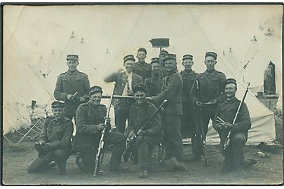 Soldater gruppe fra 12. Bataillon i teltlejr. Fotokort u/no.