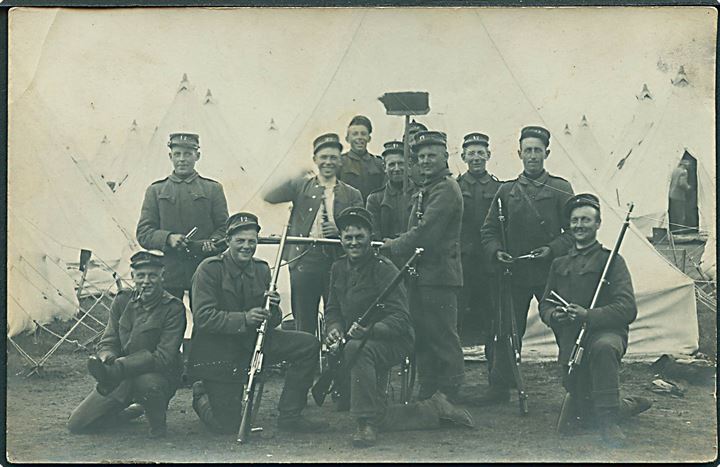 Soldater gruppe fra 12. Bataillon i teltlejr. Fotokort u/no.