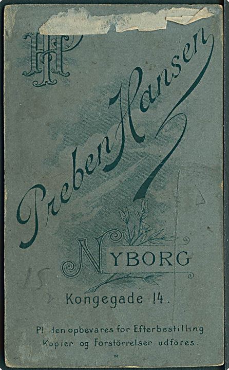 Nyborg, Kongensgade 14, Fotograf Preben Hansen: Gruppe billede med 3 soldater fra 7. Bataillon. Ridser.