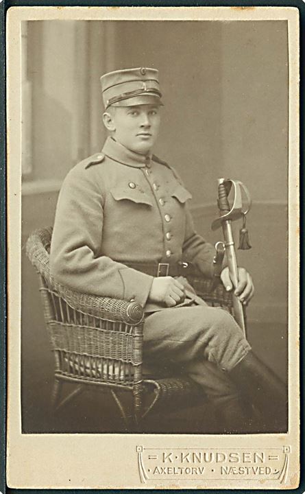 Næstved, Axeltorv, Fotograf K. Knudsen. Soldat fra 4. Dragonregiment.