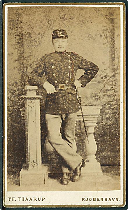 København, Gothersgade 21, Fotograf Th. Thaarup: Soldat fra 23. Bataillon. Fotograf i perioden 1871-1890.